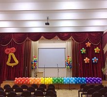 Яркое украшение зала