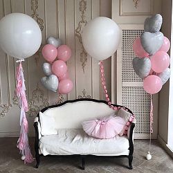 Стильное украшение комнаты шариками