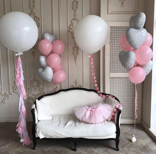 Стильное украшение комнаты шариками
